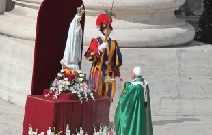 Papa Francisco junto à imagem da Virgem de Fátima no Vaticano