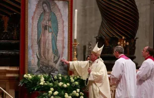 Papa Francisco diante do quadro de Nossa Senhora de Guadalupe em 2018.