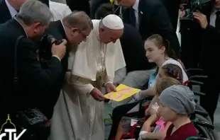 Papa recebe um coração de uma menina doente com quem se encontrou no Hospital Pediátrico Prokocim da Cracóvia. Captura Youtube.