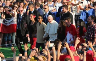 Papa Francisco com um grupo de jovens durante a Jornada Mundial da Juventude Cracóvia 2016.