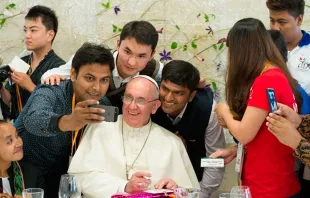 Papa Francisco e um grupo de jovens.