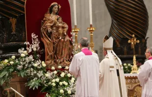 Papa reza diante da Virgem Maria em São Pedro.