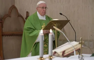 Papa Francisco na capela da Casa Santa Marta.