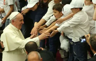 Papa Francisco cumprimenta grupo de crianças.