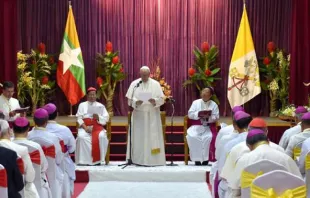 Francisco entrega seu discurso aos Bispos de Mianmar.