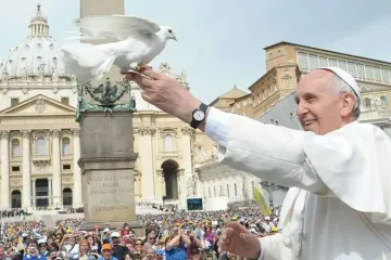 PapaFranciscoPaloma_LOsservatoreRomano_301220.webp