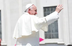 Papa Francisco saúda os fiéis em Pentecostes.