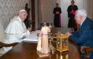 Papa Francisco conversando com o presidente palestino.