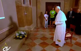 Papa Francisco reza diante do túmulo de Padre Primo Mazzolari.