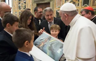 Papa Francisco com o rabino Abraham Skorka na apresentação de uma edição especial da Torá no Vaticano 