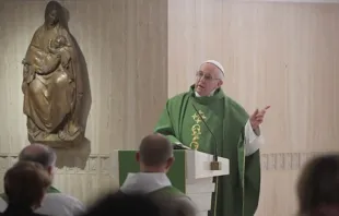 Papa Francisco durante a missa na capela da Casa Santa Marta.