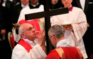 Papa Francisco em frente à Cruz, na liturgia da Sexta-feira Santa de 2013.