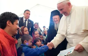 Papa com um grupo de refugiados na ilha de Lesbos em abril de 2016.