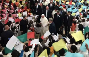 Papa Francisco com Pe. Opeka em Akamasoa, Madagascar.