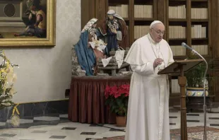 Papa Francisco rezando o Ângelus da biblioteca.