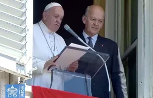 Papa Francisco no Ângelus com o presidente de Ajuda à Igreja que Sofre.