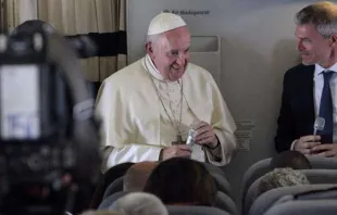 Papa Francisco no avião com jornalistas em 2019.