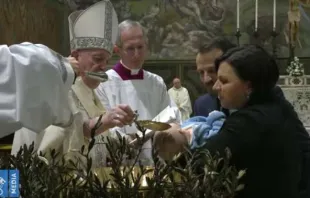 Papa Francisco batiza criança na Capela Sistina.