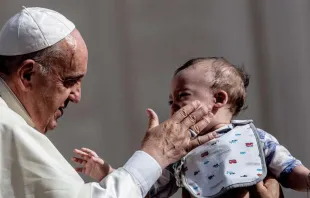 Papa Francisco abençoa uma criança na Praça de São Pedro, no Vaticano.