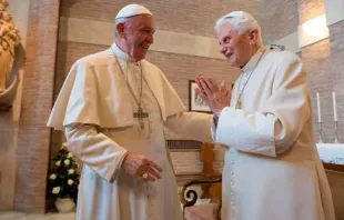 Papa Francisco e Bento XVI em um encontro de 2017.