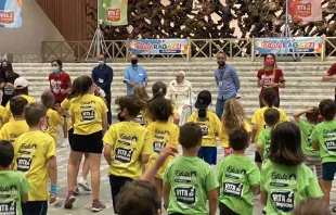 Papa Francisco com crianças do curso de verão no Vaticano.