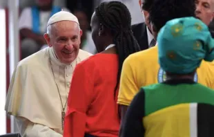 Imagem referencial. Papa Francisco com jovens em Moçambique.