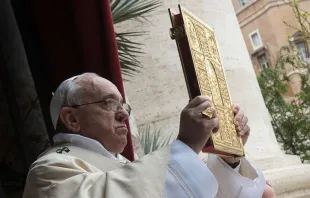 Papa Francisco mostra o Evangelho durante o Domingo de Páscoa.