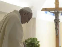 Imagem referencial. Papa Francisco em oração.