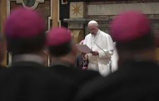 Papa Francisco com os novos bispos na Sala Clementina.