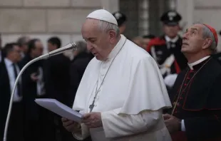 Papa Francisco reza diante da Imaculada Conceição, em Roma.