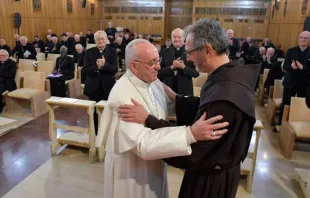 Papa Francisco agradece ao Pe. Giulio Michelini, responsável pelas meditações dos exercícios espirituais desta semana em Ariccia.