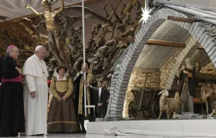 Papa Francisco contempla o presépio de Natal na Sala Paulo VI.