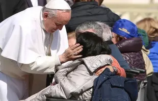 Imagem referencial. Papa Francisco cumprimenta os pobres em 2018.