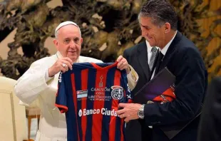 Papa Francisco recebe a camisa do San Lorenzo quando foi campeão da Copa Libertadores.