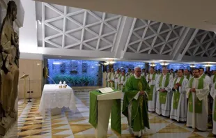 Papa Francisco na capela da Casa Santa Marta.