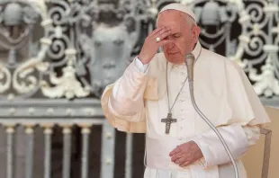 Papa Francisco faz o sinal da cruz.