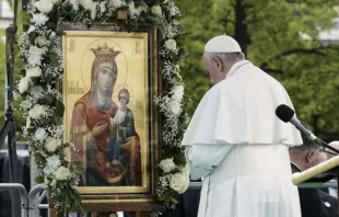 Imagem referencial. Papa Francisco em oração.