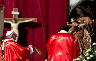 Papa incensa a imagem mariana presente na Missa do Domingo de Ramos hoje no Vaticano.