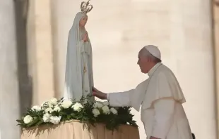 Papa Francisco reza a Nossa Senhora de Fátima 