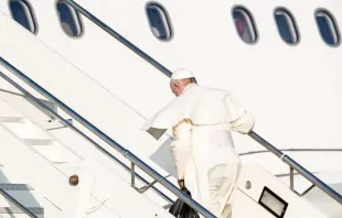 Papa Francisco sobe no avião que o levará para Moçambique.