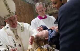 Papa Francisco batiza uma das 28 crianças às quais administrou o sacramento neste domingo na Capela Sistina.