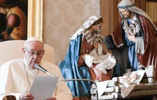 Papa Francisco na biblioteca do Palácio Apostólico do Vaticano.