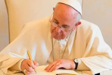 PapaFrancisco_escribiendo_VaticanMedia.jpeg