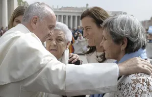 Imagem referencial. Papa Francisco cumprimenta um grupo de mulheres em 2016.