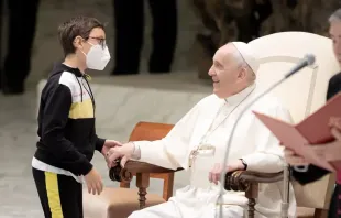 Papa Francisco recebe criança durante a Audiência Geral 