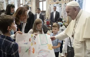 Papa Francisco com crianças da Fundação Arché 