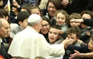 Imagem ilustrativa. Papa Francisco abençoa crianças no Vaticano.