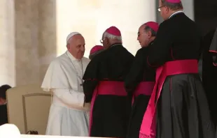 Papa Francisco saudando um grupo de bispos.