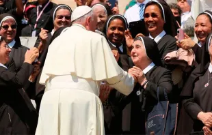 Papa Francisco saudando um grupo de religiosos na Praça de São Pedro. Crédito: Daniel Ibáñez (ACI Prensa)