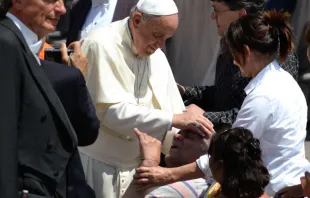 Papa Francisco abençoa um idoso enfermo.